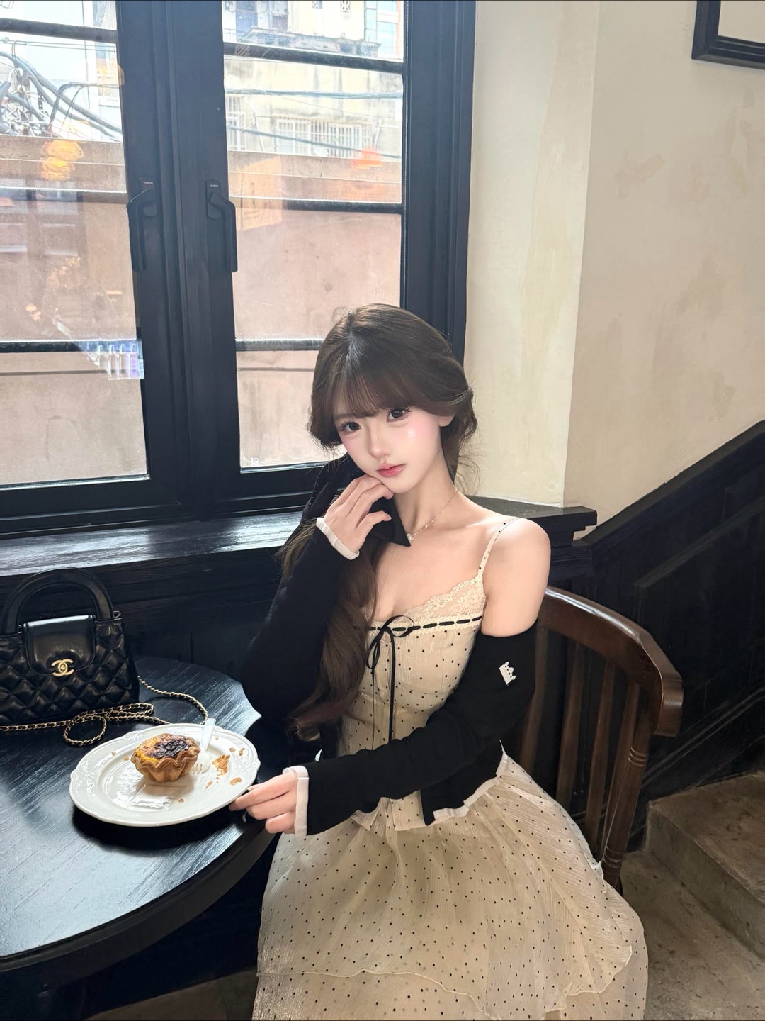 No.5面包店的暖光里,甜系女孩甜妹穿搭冷萌脸-美女图片-第1张