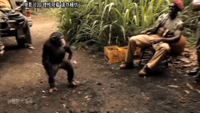 非洲猴哥手拿 AK-47 疯狂扫射